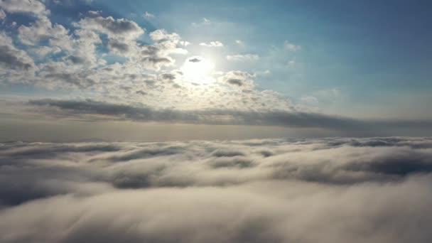 하늘로 떠오르는 브라질 리우데자네이루 안개낀 구름들 사이로 공중에서 구름이 뭉게뭉게 — 비디오