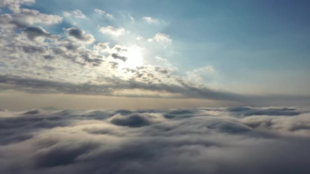 Nascer Sol Acima Das Nuvens Com Céu Claro Azul Paisagem — Vídeo de Stock