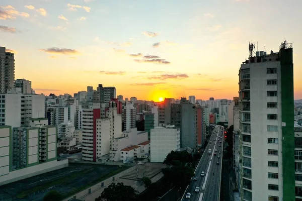 ブラジルのサンパウロの首都で日没 ダウンタウンのシーン 街の生活シーン スカイラインシティ 空中展望都市 都市生活 日没の空 都市の背景 ブラジルのサンパウロでの日没のパノラマビュー — ストック写真