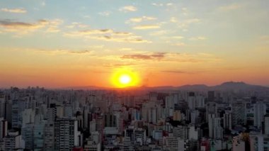 Şehir hayatının günbatımında. Şehir merkezi sahnesi. Cityscape 'teki Sunset' in hava görüntüsü. Hava manzarası hiperlapası. Şehir Hayatı. Bölge Bölgesi. Günbatımı Sahnesi. Zaman ayarlı hava görüntüsü. Sunset Skyline Hiper Hücum Hatası. Hava Hızı Şehri. Sao Paulo, Brezilya