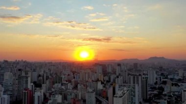 Şehir hayatının günbatımında. Şehir merkezi sahnesi. Cityscape 'teki Sunset' in hava görüntüsü. Hava manzarası hiperlapası. Şehir Hayatı. Bölge Bölgesi. Günbatımı Sahnesi. Zaman ayarlı hava görüntüsü. Sunset Skyline Hiper Hücum Hatası. Hava Hızı Şehri. Sao Paulo, Brezilya