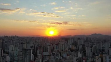 Şehir hayatının günbatımında. Şehir merkezi sahnesi. Cityscape 'teki Sunset' in hava görüntüsü. Hava manzarası hiperlapası. Şehir Hayatı. Bölge Bölgesi. Günbatımı Sahnesi. Zaman ayarlı hava görüntüsü. Sunset Skyline Hiper Hücum Hatası. Hava Hızı Şehri. Sao Paulo, Brezilya