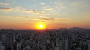 Şehir hayatının günbatımında. Şehir merkezi sahnesi. Cityscape 'teki Sunset' in hava görüntüsü. Hava manzarası hiperlapası. Şehir Hayatı. Bölge Bölgesi. Günbatımı Sahnesi. Zaman ayarlı hava görüntüsü. Sunset Skyline Hiper Hücum Hatası. Hava Hızı Şehri. Sao Paulo, Brezilya