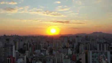 Şehir hayatının günbatımında. Şehir merkezi sahnesi. Cityscape 'teki Sunset' in hava görüntüsü. Hava manzarası hiperlapası. Şehir Hayatı. Bölge Bölgesi. Günbatımı Sahnesi. Zaman ayarlı hava görüntüsü. Sunset Skyline Hiper Hücum Hatası. Hava Hızı Şehri. Sao Paulo, Brezilya