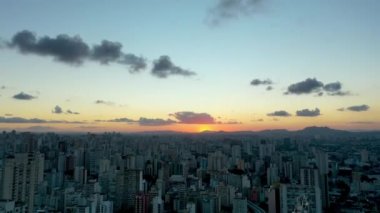 Şehir hayatının günbatımında. Şehir merkezi sahnesi. Cityscape 'teki Sunset' in hava görüntüsü. Hava manzarası hiperlapası. Şehir Hayatı. Bölge Bölgesi. Günbatımı Sahnesi. Zaman ayarlı hava görüntüsü. Sunset Skyline Hiper Hücum Hatası. Hava Hızı Şehri. Sao Paulo, Brezilya