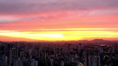 Şehir hayatının günbatımında. Şehir merkezi sahnesi. Cityscape 'teki Sunset' in hava görüntüsü. Hava manzarası hiperlapası. Şehir Hayatı. Bölge Bölgesi. Günbatımı Sahnesi. Zaman ayarlı hava görüntüsü. Sunset Skyline Hiper Hücum Hatası. Hava Hızı Şehri. Sao Paulo, Brezilya