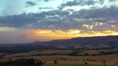 Kırsal yaşamın günbatımı. Kır manzarası. Kırsalda Sunset 'in hava manzarası. Kırsal Peyzaj Hiperlapası. Kırsal yaşam. Kırsal bölge. Günbatımı Sahnesi. Zaman Alanı Tarım Alanı. Sunset Skyline Hiper Hücum Hatası. Hava Hızı Hızı Çiftliği.