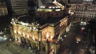 Brezilya, Sao Paulo 'daki renkli gökdelenin havadan manzarası. Şehir merkezi sahnesi. Şehir manzarası. Hafif alışveriş. Caddedeki trafiğin havadan görüntüsü. Şehirde gece hayatı. Pembe gökdelen. Sao Paulo