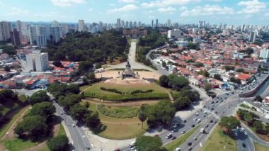 Brezilya Bağımsızlık Parkı ve Müzesi 'nin havadan görünüşü. Ipiranga, Sao Paulo, Brezilya. Şehrin simgesi. Turizm. Ipiranga Parkı. Hava manzarası. Açık hava ormanı. Şehir manzarası. Eyalet Parkı. Sao Paulo, Brezilya.