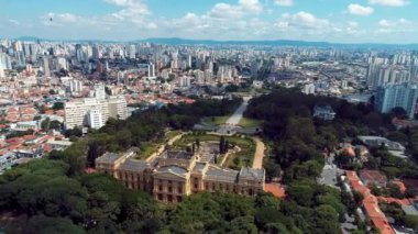 Brezilya Bağımsızlık Parkı ve Müzesi 'nin havadan görünüşü. Ipiranga, Sao Paulo, Brezilya. Şehrin simgesi. Turizm. Ipiranga Parkı. Hava manzarası. Açık hava ormanı. Şehir manzarası. Eyalet Parkı. Sao Paulo, Brezilya.