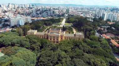 Brezilya Bağımsızlık Parkı ve Müzesi 'nin havadan görünüşü. Ipiranga, Sao Paulo, Brezilya. Şehrin simgesi. Turizm. Ipiranga Parkı. Hava manzarası. Açık hava ormanı. Şehir manzarası. Eyalet Parkı. Sao Paulo, Brezilya.