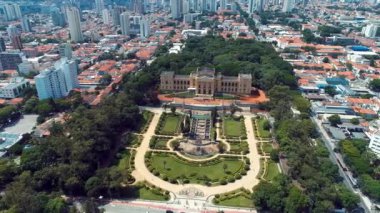 Brezilya Bağımsızlık Parkı ve Müzesi 'nin havadan görünüşü. Ipiranga, Sao Paulo, Brezilya. Şehrin simgesi. Turizm. Ipiranga Parkı. Hava manzarası. Açık hava ormanı. Şehir manzarası. Eyalet Parkı. Sao Paulo, Brezilya.