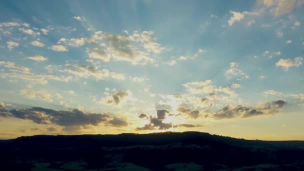 農村生活の日没の経過 田舎の風景 田舎での日没の空中ビュー 田園風景ハイパーラプス 田舎暮らし 農村部 日没のシーン タイムラプス農業分野 サンセット スカイライン — ストック動画