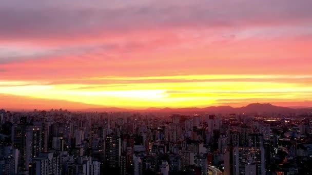 城市生活的落幕 市中心的场景 城市景观中日落的空中景观 空中景观崩溃 城市生活 区域区 夕阳西下从空中俯瞰时间 夕阳西下的天空 空中时间飞逝的城市 巴西圣保罗 — 图库视频影像