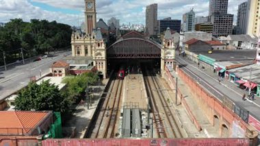 Meşhur Işık Tren İstasyonu. Şehrin simgesi. Şehir yaşamının hava manzarası, Sao Paulo, Brezilya. Geleneksel Luz Tren İstasyonu Cazibe Panorama Manzarası. Bölgenin havadan görünüşü. Şehir Hayatı Sahnesi. Sao Paulo, Brezilya
