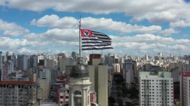 Sao Paulo Bayrağı: Şehir yaşamının havadan görünüşü. İlginç noktanın etrafında uçuyor. Sao Paulo Flag Panorama manzarası. Bölgenin havadan görünüşü. Şehir hayatı sahnesi. Julio Prestes Tren İstasyonu