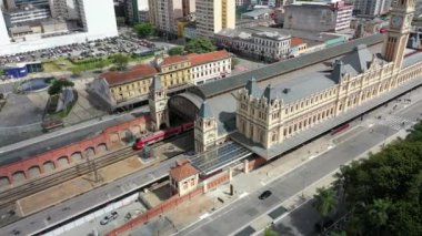 Meşhur Işık Tren İstasyonu. Şehrin simgesi. Şehir yaşamının hava manzarası, Sao Paulo, Brezilya. Geleneksel Luz Tren İstasyonu Cazibe Panorama Manzarası. Bölgenin havadan görünüşü. Şehir Hayatı Sahnesi. Sao Paulo, Brezilya