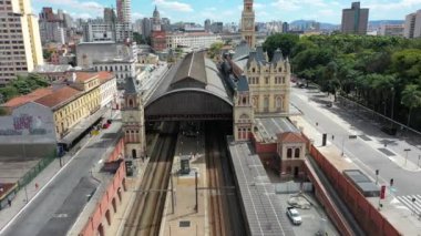Meşhur Işık Tren İstasyonu. Şehrin simgesi. Şehir yaşamının hava manzarası, Sao Paulo, Brezilya. Geleneksel Luz Tren İstasyonu Cazibe Panorama Manzarası. Bölgenin havadan görünüşü. Şehir Hayatı Sahnesi. Sao Paulo, Brezilya