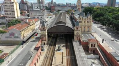 Meşhur Işık Tren İstasyonu. Şehrin simgesi. Şehir yaşamının hava manzarası, Sao Paulo, Brezilya. Geleneksel Luz Tren İstasyonu Cazibe Panorama Manzarası. Bölgenin havadan görünüşü. Şehir Hayatı Sahnesi. Sao Paulo, Brezilya