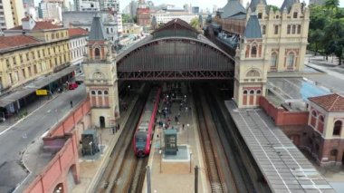 Meşhur Işık Tren İstasyonu. Şehrin simgesi. Şehir yaşamının hava manzarası, Sao Paulo, Brezilya. Geleneksel Luz Tren İstasyonu Cazibe Panorama Manzarası. Bölgenin havadan görünüşü. Şehir Hayatı Sahnesi. Sao Paulo, Brezilya