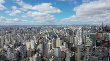 Şehir yaşamı sahnesinin havadan manzarası. Şehir manzarası görüntüsü. Şehrin simgesi, Sao Paulo 'nun kalbi. Sao Paulo 'nun havadan görünüşü, New York gibi Brezilya. Güzellik Gökdelenleri. İş şehri. Şehirde Güneşli Skyline Günü