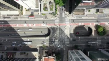 Sao Paulo, Brezilya 'daki Ünlü Bulvarı' nın havadan manzarası. Paulista Bulvarı, Sao Paulo, Brezilya. Ulaşım Bulvarı Olay Yeri. Caddedeki trafiğin hava görüntüsü. Paulista Bulvarı, Sao Paulo, Brezilya Hava Sahası