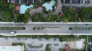 Amerika Birleşik Devletleri, Miami 'deki Famous Bulvarı' nın en aşağı manzarası. Ocean Drive Avenue, Sunny Isles, Miami, ABD. Ulaşım Bulvarı Olay Yeri. Caddedeki trafiğin hava görüntüsü. Miami, Amerika Birleşik Devletleri Hava Sahası.