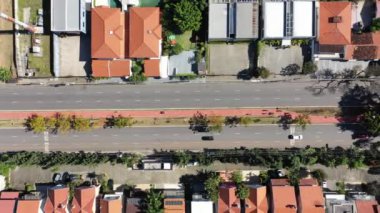 Güneşli bir günde şehir hayatı sahnesinin panoramik görüntüsü. Şehir manzarası manzarası. Harika bir manzara. Sao Paulo, Brezilya. Cadde 'nin Üstten Manzarası ve Şehir Trafiği. Şehir Hayatı. Metropole Sahnesi. Şehir manzarası 
