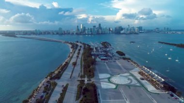 Biscayne Körfezi Panoramik Manzarası, Miami, Florida, ABD. Harika bir manzara. Birkaç tekne ve gökdelenle Beauty Bay 'in havadan manzarası. Otoyol, Miami, Amerika Birleşik Devletleri. Kıyı Şehri.