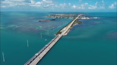 Key West: 7 Mile Köprüsü, Florida Keys, ABD. Key West, Florida Keys 'e giden yoldaki Köprü ve Adaların hava görüntüsü. Tatil seyahati. Seyahat güzergahı. Viyadük sahnesi. Ulaşım.