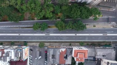 Coronavirüs yüzünden boş sokak manzarası. Sosyal Mesafe. Ulaşım Sahnesi. Hava Görüntüsü Boş Viyadük. Sao Paulo 'nun Hava Sahası, Brezilya.