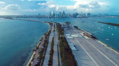 Biscayne Körfezi Panoramik Manzarası, Miami, Florida, ABD. Harika bir manzara. Birkaç tekne ve gökdelenle Beauty Bay 'in havadan manzarası. Otoyol, Miami, Amerika Birleşik Devletleri. Kıyı Şehri.