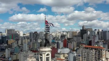 Sao Paulo bayrağına odaklanmış şehir hayatı manzarası. İlginç noktanın etrafında uçuyor. Sao Paulo bayrağı manzarası. Bölgenin havadan görünüşü. Şehir hayatı sahnesi. Ünlü Julio Prestes tren istasyonu.