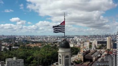 Sao Paulo bayrağına odaklanmış şehir hayatı manzarası. İlginç noktanın etrafında uçuyor. Sao Paulo bayrağı manzarası. Bölgenin havadan görünüşü. Şehir hayatı sahnesi. Ünlü Julio Prestes tren istasyonu.