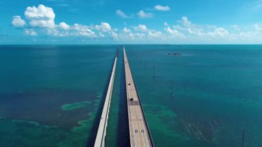 Key West: 7 Mile Köprüsü, Florida Keys, ABD. Key West, Florida Keys 'e giden yoldaki Köprü ve Adaların hava görüntüsü. Tatil seyahati. Seyahat güzergahı. Viyadük sahnesi. Ulaşım.
