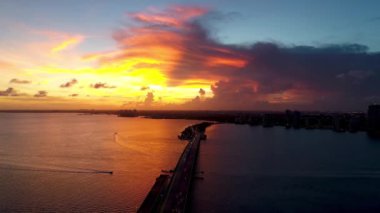 Coastal City. Biscayne Körfezi, Miami, Florida, ABD 'de Günbatımı Panoramik Manzarası. Harika bir manzara. Marina 'da teknelerle Sunset Skyline' ın havadan manzarası. Günbatımı Skyline. Akşam Gökyüzü.