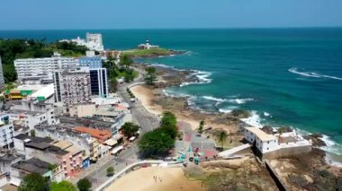 Salvador, Bahia, Brezilya 'daki sahil manzarası. Kıyı şehri manzaralı Salvador, Bahia, Brezilya. Deniz fenerinin sahnesi. Sahil şehri manzarası. Sahil hayatı sahnesi. Deniz feneri manzaralı. Deniz fenerinin sahil kenti manzarası. Sahilde bir yaz günü sahil kenti manzarası.