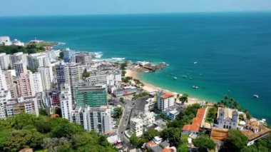 Salvador, Bahia, Brezilya 'nın deniz manzarası. Salvador, Bahia, Brezilya 'da plaj sahnesi. Deniz manzarası. Paradisiac plajında Porto da Barra sahnesi. Mavi deniz manzaralı. Sahil manzaralı. Deniz manzaralı, Salvador, Bahia. Paradisiac plajında Porto da Barra sahnesi. 