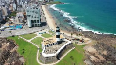 Farol da Barra sahnesi, Salvador, Bahia, Brezilya 'da harika bir deniz feneri. Sahil hayatı sahnesi. Tropik seyahat rotası. Farol da Barra manzaralı. Sahilde deniz feneri sahnesi, Salvador, Bahia, Brezilya. Deniz feneri manzarası. Sahil manzarası. Farol da Barra sahnesi.