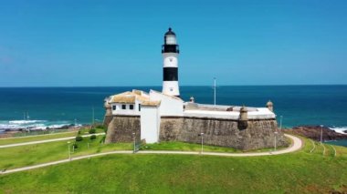 Farol da Barra sahnesi, Salvador, Bahia, Brezilya 'da harika bir deniz feneri. Sahil hayatı sahnesi. Tropik seyahat rotası. Farol da Barra manzaralı. Sahilde deniz feneri sahnesi, Salvador, Bahia, Brezilya. Deniz feneri manzarası. Sahil manzarası. Farol da Barra sahnesi.