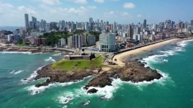 Brezilya 'nın kuzeydoğu sahilindeki Salvador, Bahia' daki deniz fenerinin havadan görünüşü. Kıyı kenti manzarası, deniz feneri manzarası. Sahil şehrindeki deniz feneri manzarası. Bahia plaj manzarası. Sahil hayatı sahnesi.