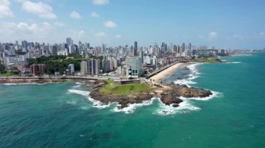 Brezilya 'nın kuzeydoğu sahilindeki Salvador, Bahia' daki deniz fenerinin havadan görünüşü. Kıyı kenti manzarası, deniz feneri manzarası. Sahil şehrindeki deniz feneri manzarası. Bahia plaj manzarası. Sahil hayatı sahnesi.