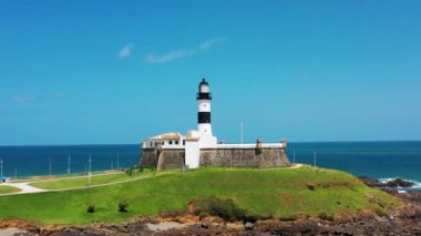 Farol da Barra sahnesi, Salvador, Bahia, Brezilya 'da harika bir deniz feneri. Sahil hayatı sahnesi. Tropik seyahat rotası. Farol da Barra manzaralı. Sahilde deniz feneri sahnesi, Salvador, Bahia, Brezilya. Deniz feneri manzarası. Sahil manzarası. Farol da Barra sahnesi.