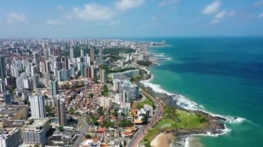 Salvador, Bahia, Brezilya kıyı şehrinin havadan görünüşü. Plaj manzarası, Salvador, Bahia, Brezilya. Şehir manzarası, Salvador, Bahia, Brezilya. Kıyı şehrinin havadan görünüşü. Sahil manzarası. Şehir manzarası. Sahil hayatı manzarası. Harika kıyı kenti manzarası..