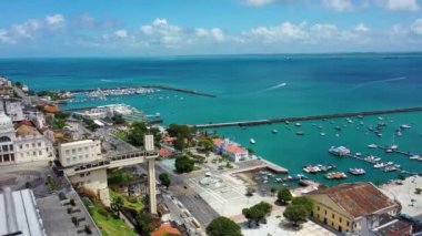 Sahil şehri manzarası. Sahildeki paradisiac limanının deniz manzarası. Salvador, Bahia, Brezilya. Deniz manzarası harika. Sahildeki sahil şehri manzarası. Liman manzaralı. Sahil şehri hayatı. Sahil hayatı sahnesi. Salvador, Bahia, Brezilya. Salvador, Bahia 'daki liman sahnesi.