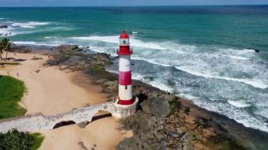 Farol de Itapua 'nın deniz manzarası, Salvador, Bahia, Brezilya' da deniz feneri sahnesi. Farol de Itapua manzaralı. Kıyıdaki Itapua deniz feneri sahnesi. Harika bir deniz manzarası. Deniz feneri kıyı şehrinde, mavi deniz manzaralı Salvador, Bahia, Brezilya. 