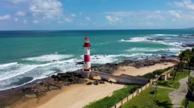 Farol de Itapua 'nın deniz manzarası, Salvador, Bahia, Brezilya' da deniz feneri sahnesi. Farol de Itapua manzaralı. Kıyıdaki Itapua deniz feneri sahnesi. Harika bir deniz manzarası. Deniz feneri kıyı şehrinde, mavi deniz manzaralı Salvador, Bahia, Brezilya. 