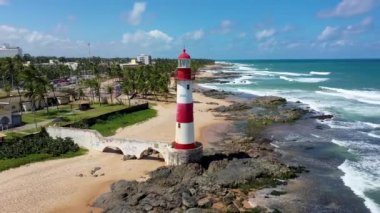 Farol de Itapua 'nın deniz manzarası, Salvador, Bahia, Brezilya' da deniz feneri sahnesi. Farol de Itapua manzaralı. Kıyıdaki Itapua deniz feneri sahnesi. Harika bir deniz manzarası. Deniz feneri kıyı şehrinde, mavi deniz manzaralı Salvador, Bahia, Brezilya. 