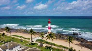 Farol de Itapua 'nın deniz manzarası, Salvador, Bahia, Brezilya' da deniz feneri sahnesi. Farol de Itapua manzaralı. Kıyıdaki Itapua deniz feneri sahnesi. Harika bir deniz manzarası. Deniz feneri kıyı şehrinde, mavi deniz manzaralı Salvador, Bahia, Brezilya. 