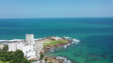 Salvador, Bahia, Brezilya 'nın deniz manzarası. Sahil şehri manzarası. Farol da Barra, deniz feneri. Sahil kenti deniz manzaralı, deniz feneri manzaralı. Farol da Barra manzaralı. Deniz feneri sahnesi. Farol da Barra 'nın deniz manzarası. Sahildeki sahil şehri sahnesi. Yaz görünümü.